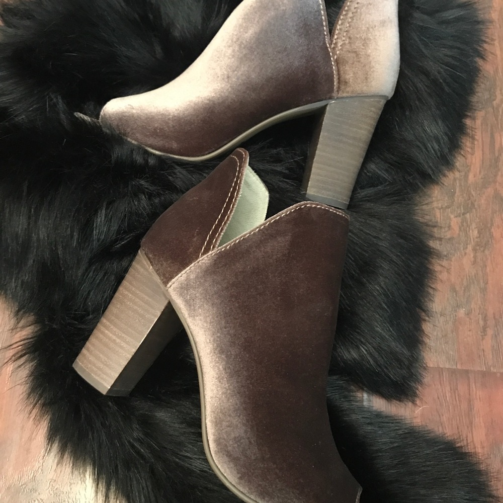 Steve Madden 9.5 Peep toe ankle booties velvet